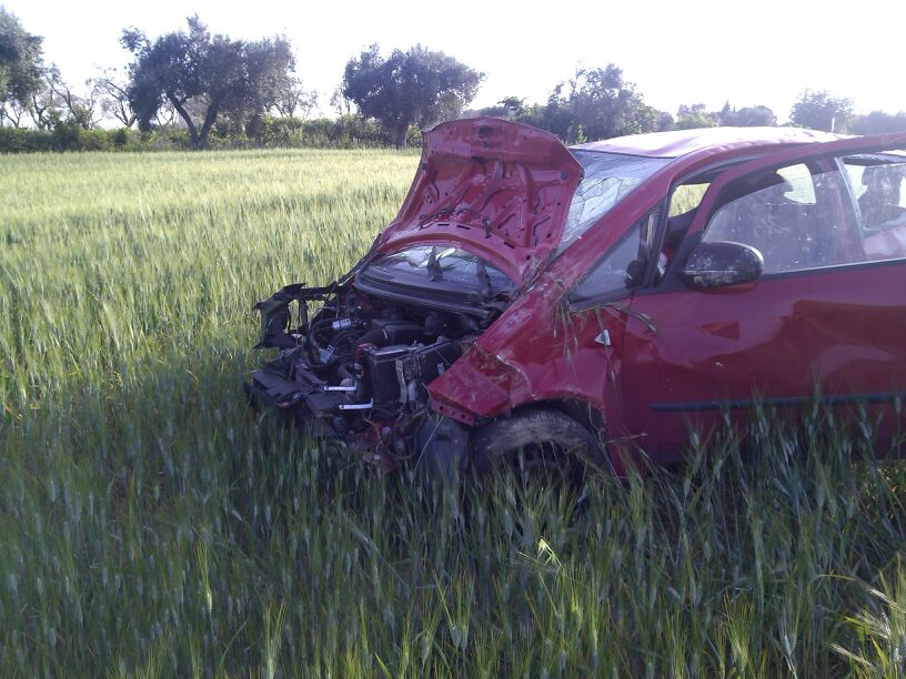 Come in un film. Auto finisce fuori strada presso la circonvallazione di Borgagne