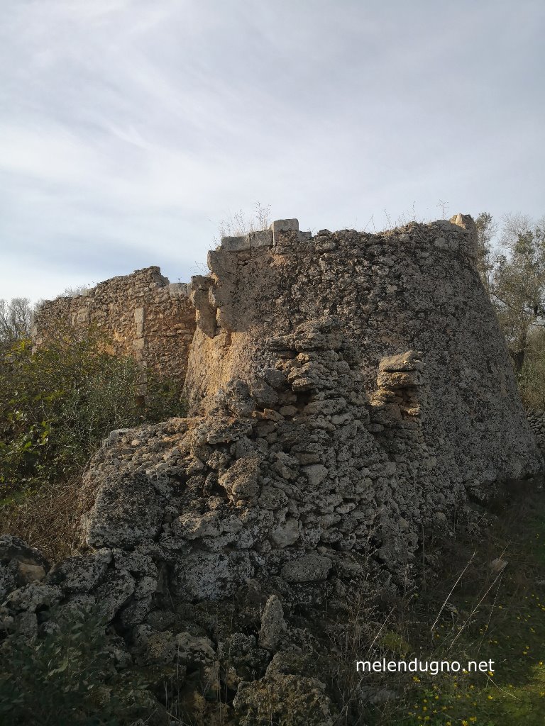 castello rupestre mura